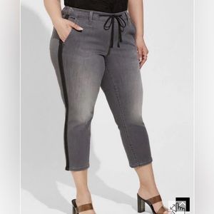 Torrid pull-on boyfriend jeans 2R 2X dark gray / black tuxedo stripe on side